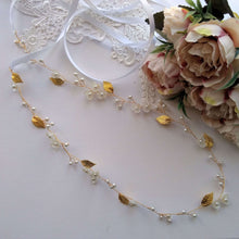 Charger l&#39;image dans la galerie, Ceinture florale en perles nacrées, petites fleurs acryliques et feuilles dorées en laiton pour robe de mariage bohème ou champêtre