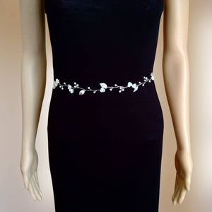 Ceinture florale en perles nacrées, petites fleurs acryliques et feuilles argentées en laiton pour robe de mariage bohème ou champêtre