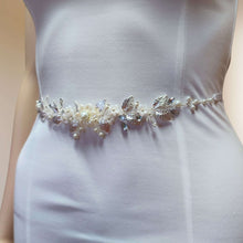 Charger l&#39;image dans la galerie, Ceinture florale avec perles, strass et feuilles argentées pour robe de mariage bohème ou champêtre