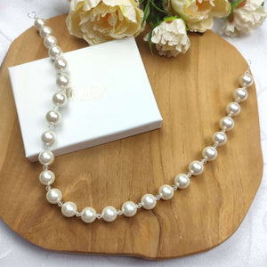 Ceinture élégante en grosses perles nacrées séparées par des petits cristaux transparents pour robe de mariage