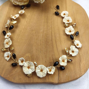 ceinture pour robe de mariée avec fleurs en porcelaine froide teintées en doré champagne, perles naturelles keshi dorées, cristaux noirs et cristaux dorés