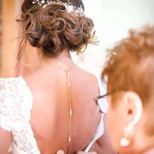 Collier de dos or rose sur vraie mariée avec perle solitaire devant et chute de trois sections de perles et strass à l'arrière et une feuille en laiton à la naissance du cou
