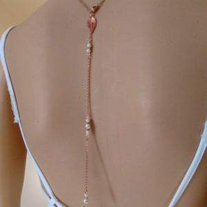 Collier de dos or rose pour robe de mariage avec perle solitaire devant et chute de trois sections de perles et strass à l'arrière et une feuille en laiton à la naissance du cou