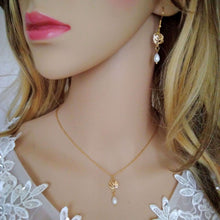 Charger l&#39;image dans la galerie, Collier minimaliste avec rose filigrane dorée et perles blanche en forme de goutte sur une fine chaîne dorée.