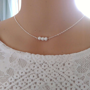 Collier minimaliste en perles avec chute de dos pour robe de mariée dos nu