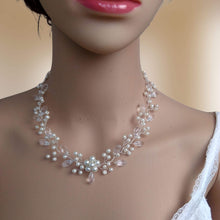 Charger l&#39;image dans la galerie, Collier artisanal en perles nacrées et gouttes de cristal transparent pour mariage romantique bohème.