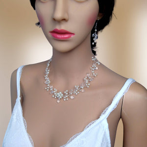 Collier artisanal en perles nacrées et gouttes de cristal transparent pour mariage romantique bohème.