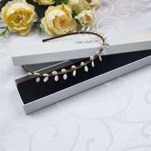 Charger l'image dans la galerie, Headband minimaliste de mariage en porcelaine blanche, modèle Isolde