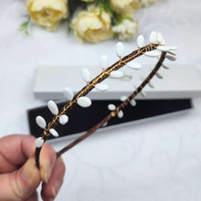 Charger l'image dans la galerie, Bandeau de mariage Isolde en porcelaine blanche, fait main