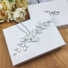 Charger l'image dans la galerie, Petit bijou de cheveux floral en porcelaine froide blanc nacré pour coiffure raffinée de mariage