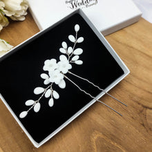 Charger l'image dans la galerie, Petit bijou de cheveux floral en porcelaine froide blanche pour coiffure raffinée de mariage