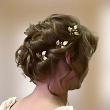 Charger l&#39;image dans la galerie, Lot de 3 épingles à cheveux en feuilles dorées et petits cristaux transparents pour coiffure de mariage