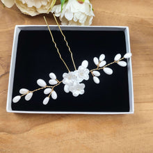 Charger l'image dans la galerie, Petit bijou de cheveux floral en porcelaine froide blanc nacré pour coiffure raffinée de mariage