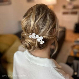 Lot de deux épingles à cheveux avec des fleurs blanches en porcelaine froide et perles naturelles d'eau douce pour coiffure de mariage champêtre chic