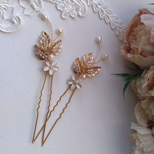 Charger l&#39;image dans la galerie, lot de 2 épingles à chignon florales avec triples feuilles dorées, fleur et perles d&#39;eau douce