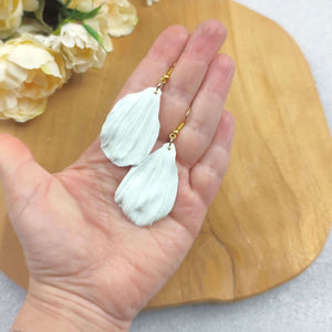 Boucles d'oreilles pendantes grande feuilles blanche en porcelaine froide pour mariage romantique bohème