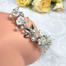 Charger l&#39;image dans la galerie, Serre-tête floral avec perles nacrées, cristaux transparents, strass scintillant, feuilles argentées et fleurs blanches pour coiffure de mariage romantique