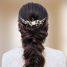 Charger l&#39;image dans la galerie, Long bijou de cheveux pour arrière-tête avec perles, cristaux, feuilles argentées et fleurs blanches pour coiffure de mariage bohème ou champêtre-chic