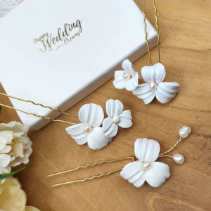 Lot de trois épingles à cheveux avec des fleurs blanches en argile polymère et perles naturelles d'eau douce pour coiffure de mariage champêtre chic