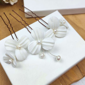 Lot de trois épingles à cheveux avec des fleurs blanches en porcelaine froide et perles naturelles d'eau douce pour coiffure de mariage champêtre chic
