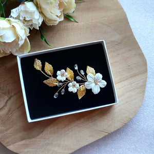 petit bijou de cheveux, vigne de cristal transparent, fleurs blanches et feuilles dorées pour coiffure de mariage champêtre-chic