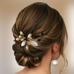 Petit bijou de cheveux original et chic en cristal noir, perles naturelles keshi dorées et feuilles nacrées en porcelaine froide pour coiffure de mariage ou soirée