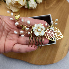 Charger l&#39;image dans la galerie, Bijou de cheveux Peigne floral pour mariage ou cérémonie avec feuilles dorées, fleur en porcelaine froide et perles naturelles d&#39;eau douce