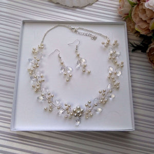 Collier artisanal en perles nacrées et gouttes de cristal transparent pour mariage romantique bohème.