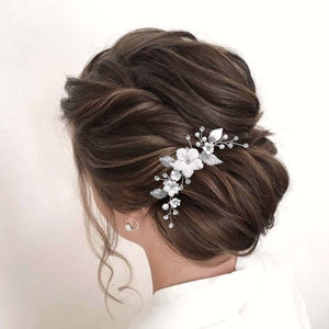 Bijou de cheveux Peigne avec fleurs blanches en porcelaine froide, perles, strass et feuilles argentées pour chignon de mariage bohème ou champêtre-chic