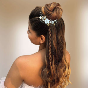 Bijou de cheveux Peigne avec fleurs blanches en porcelaine froide, perles, strass et feuilles dorées pour chignon de mariage bohème ou champêtre-chic
