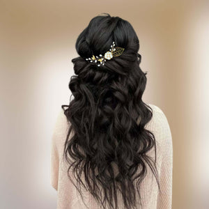 Bijou de cheveux Peigne floral pour mariage ou cérémonie avec feuilles dorées, fleur en porcelaine froide et perles naturelles d'eau douce