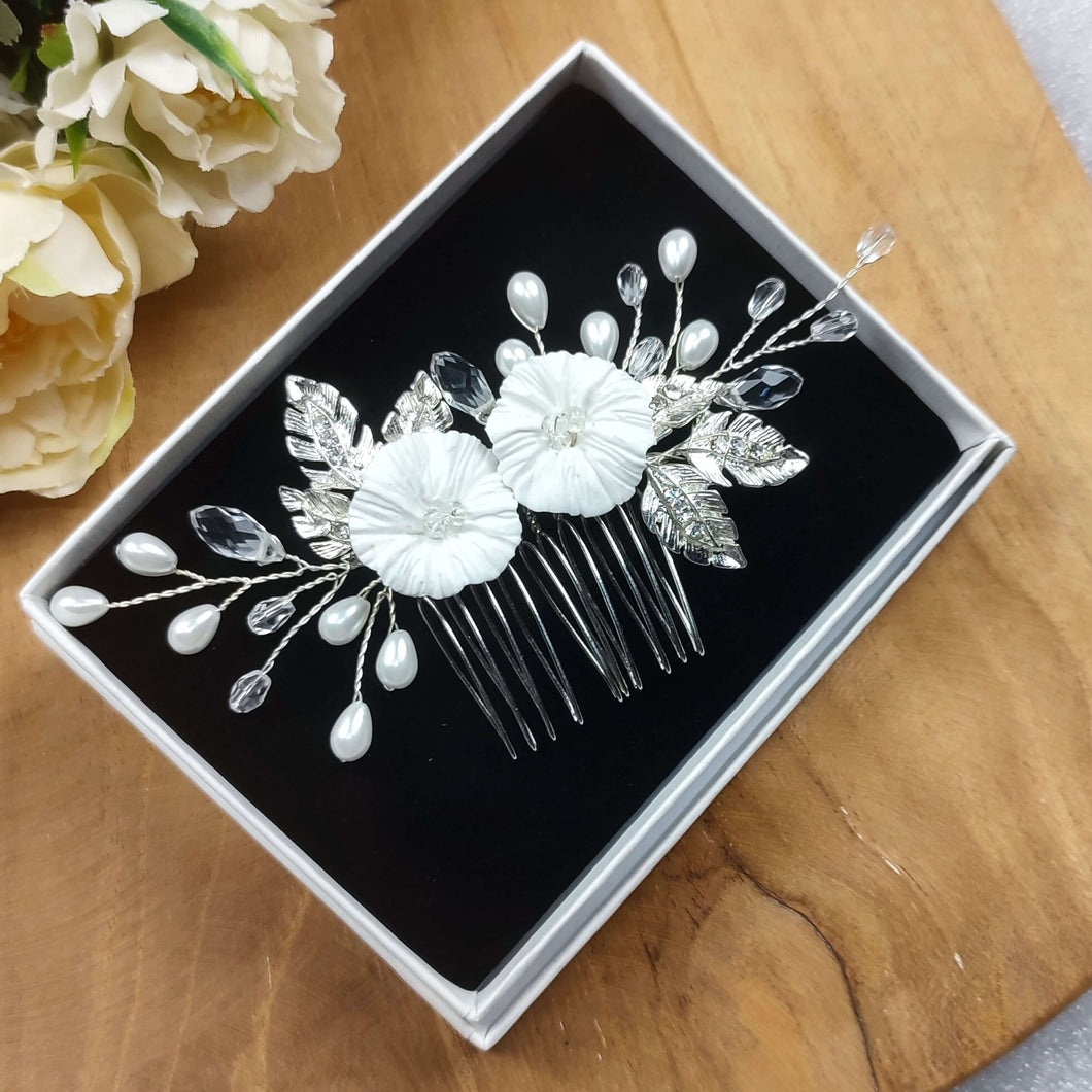 Peigne à cheveux floral de mariage bohème ou champêtre, Bijou de cheveux fleurs blanches, perles, cristal et feuilles argentées pour mariée romantique