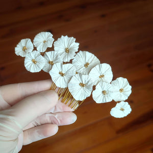Bijou de cheveux Peigne avec fleurs blanches en porcelaine froide pour coiffure de mariage bohème ou champêtre chic