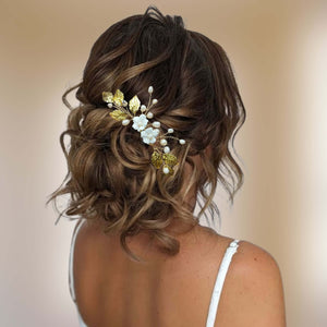 Bijou de cheveux Peigne avec perles naturelles d'eau douce, fleurs blanches en porcelaine froide et feuilles dorées pour coiffure de mariage bohème ou champêtre-chic