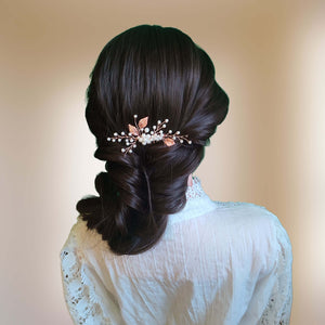 Bijou de cheveux Peigne en perles nacrées et feuilles or rose pour chignon de mariage bohème ou champêtre-chic
