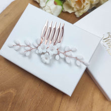 Charger l'image dans la galerie, Petit bijou de cheveux floral en porcelaine froide blanche pour coiffure raffinée de mariage