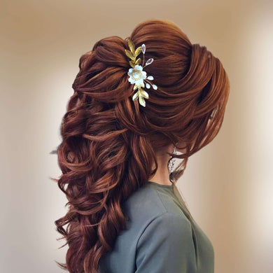 Bijou de cheveux Peigne avec fleur blanche, longues feuilles dorées, perles nacrées et cristal transparent pour coiffure de mariage vintage ou rustique