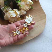 Charger l&#39;image dans la galerie, Bijou de cheveux floral avec cristaux de strass et perles en cristal transparent, perles nacrées, fleurs blanches et feuilles dorées pour chignon de mariage champêtre