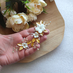 Bijou de cheveux floral avec cristaux de strass et perles en cristal transparent, perles nacrées, fleurs blanches et feuilles dorées pour chignon de mariage champêtre