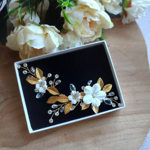 Bijou de cheveux floral avec cristaux de strass et perles en cristal transparent, perles nacrées, fleurs blanches et feuilles dorées pour chignon de mariage champêtre