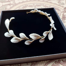 Charger l&#39;image dans la galerie, Demi-couronne en feuilles en porcelaine froide façonnées à la main pour coiffure de mariage bohème inspiration grecque