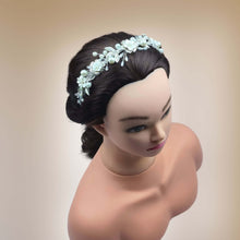 Charger l&#39;image dans la galerie, Serre-tête floral avec perles nacrées, cristaux transparents, strass scintillant, feuilles argentées et fleurs blanches pour coiffure de mariage romantique