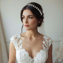 Charger l'image dans la galerie, Headband en porcelaine blanche Isolde porté avec une robe décolletée en dentelle