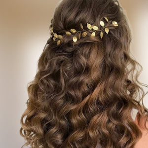 vigne de cheveux feuilles dorées en style antique pour coiffure de mariage rustique