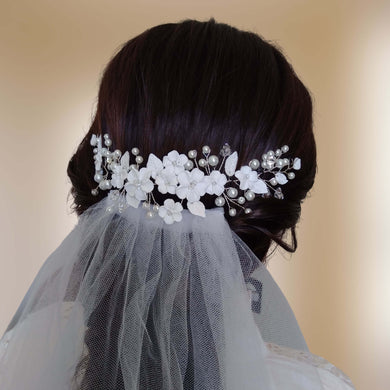 bijou de cheveux floral en perles et fleurs et feuilles blanches pour arrière-tête de coiffure de mariage