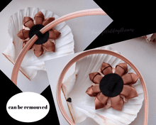 Charger l'image dans la galerie, Serre-tête fille fleur kanzashi marron et pêche, Bandeau cheveux fleur en satin, Diadème