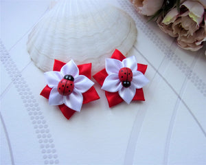 Barrettes fleurs satin rouge et blanc pour mariage, baptême ou communion