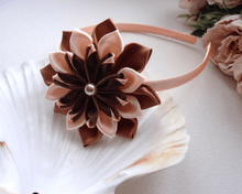 Charger l'image dans la galerie, Serre-tête fille fleur kanzashi marron et pêche, Bandeau cheveux fleur en satin, Diadème