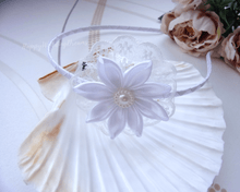 Charger l&#39;image dans la galerie, Diadème fleur blanche et dentelle, Serre-tête première communion, Bandeau cheveux mariage