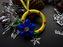 Charger l&#39;image dans la galerie, Suspension pour sapin en jaune et bleu, Décoration Réveillon, Ornement de Noël